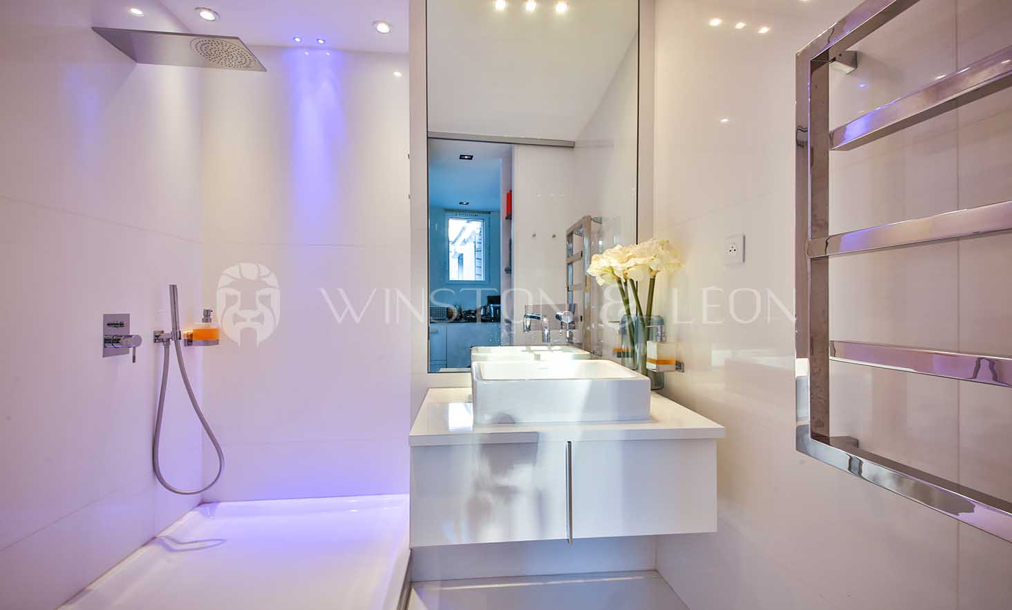 salle-de-bain-luxueuse-paris-le-marais-1-chambre.jpg Salle de bain luxueuse dans un appartement de 60 m² avec 1 chambre, Paris Le Marais.