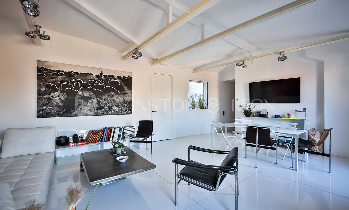 salon-élégant-paris-le-marais-1-chambre-60m2.jpg Salon élégant dans un appartement de luxe de 60 m², 1 chambre, Paris Le Marais.