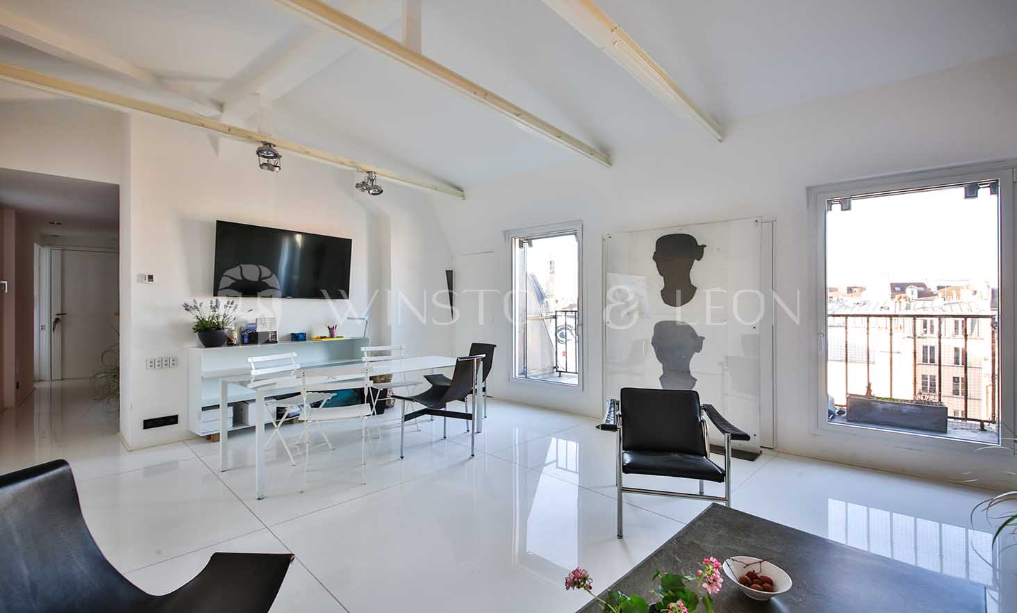 salon-élégant-paris-le-marais-1-chambre-60m2.jpg Salon élégant dans un appartement de luxe de 60 m², 1 chambre, Paris Le Marais.