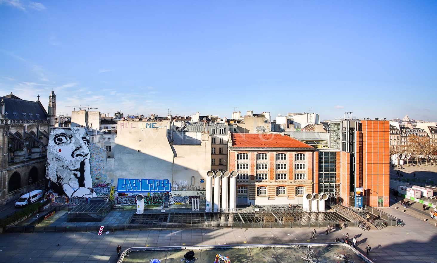 balcon-vue-appartement-1chambre-luxe-60sqm-paris-le-marais.jpg Balcon avec vue sur le quartier historique du Marais depuis un appartement de luxe, 1 chambre, 60 m² à Paris.