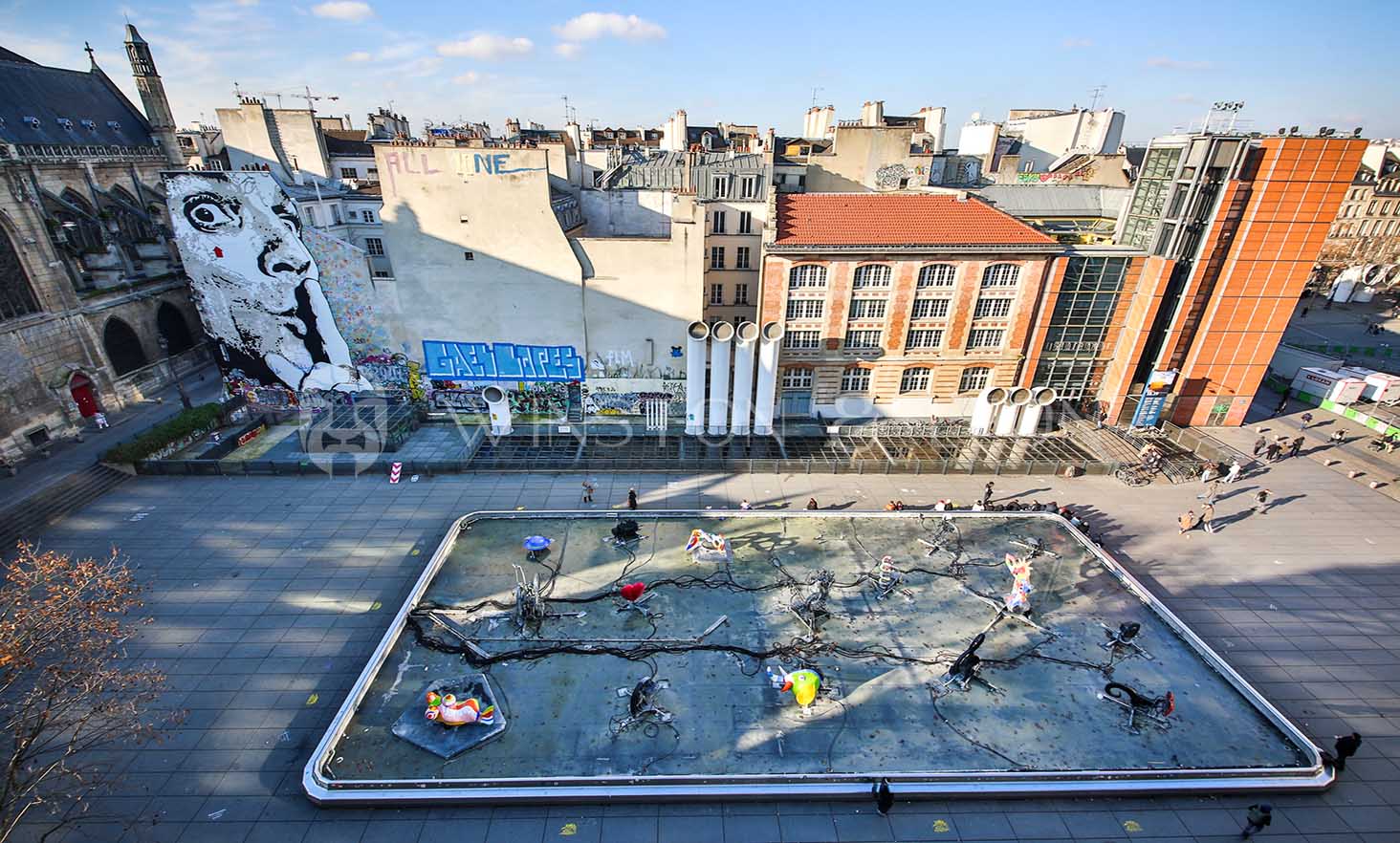 balcon-vue-appartement-1chambre-luxe-60sqm-paris-le-marais.jpg Balcon avec vue sur le quartier historique du Marais depuis un appartement de luxe, 1 chambre, 60 m² à Paris.