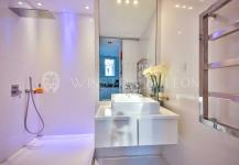 salle-de-bain-luxueuse-paris-le-marais-1-chambre.jpg Salle de bain luxueuse dans un appartement de 60 m² avec 1 chambre, Paris Le Marais.