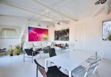 salon-élégant-paris-le-marais-1-chambre-60m2.jpg Salon élégant dans un appartement de luxe de 60 m², 1 chambre, Paris Le Marais.