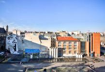 balcon-vue-appartement-1chambre-luxe-60sqm-paris-le-marais.jpg Balcon avec vue sur le quartier historique du Marais depuis un appartement de luxe, 1 chambre, 60 m² à Paris.