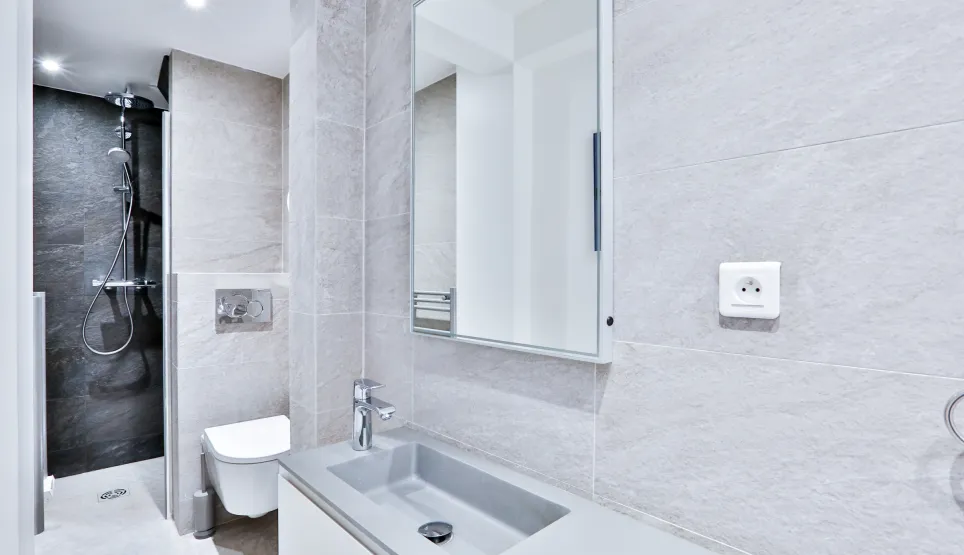 Salle de bain de luxe moderne: douche à l'italienne, vasque design, WC suspendu. Carrelage élégant, finitions haut de gamme pour propriété d'exception.
