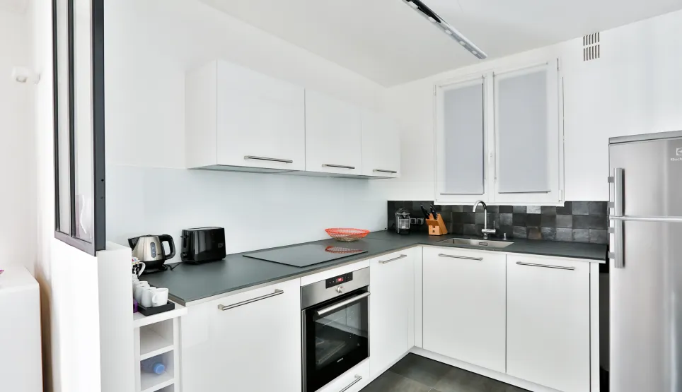 Cuisine moderne et équipée, design épuré, électroménager intégré. Idéale pour un appartement de luxe optimisé. Fonctionnalité et style.