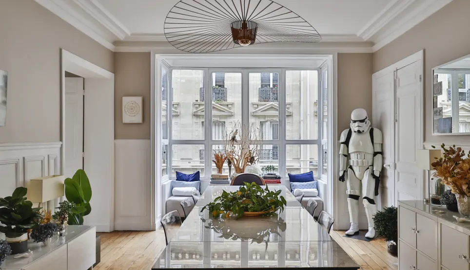 Appartement de luxe parisien: salle à manger élégante, design moderne et touche unique avec Stormtrooper. Vue ville, luminosité.