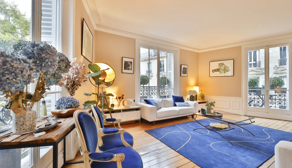 Salon parisien de luxe: lumineux, élégant, design contemporain avec touches de bleu. Parfait pour un appartement d'exception.