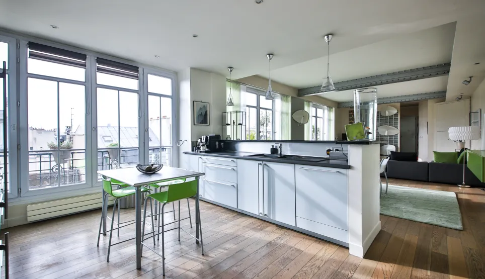 Appartement de luxe moderne avec cuisine ouverte, vue ville, parquet et design élégant. Espace lumineux et haut de gamme.
