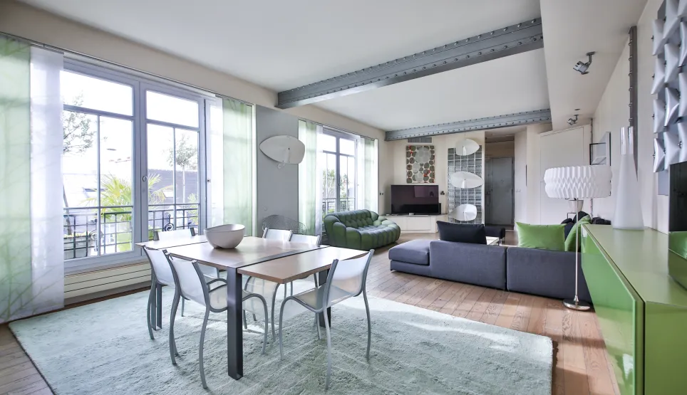 Spacieux salon-salle à manger design, lumineux avec vue. Appartement de luxe contemporain, mobilier élégant et touches industrielles. Confort moderne.