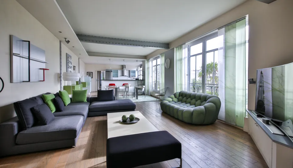 Salon de luxe spacieux et lumineux avec design contemporain, cuisine ouverte et vue dégagée. Parfait pour un appartement haut de gamme.