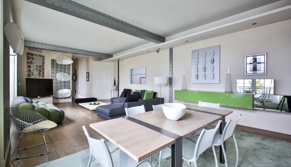 Superbe loft de luxe, design contemporain. Salon-salle à manger lumineux, mobilier élégant, poutres industrielles. Espace de vie moderne et spacieux.