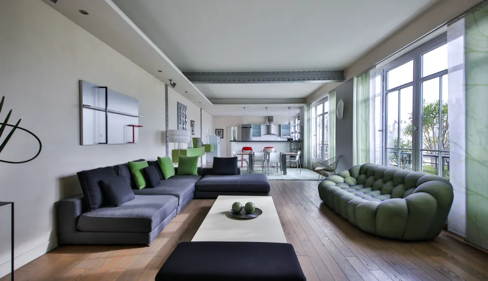 Salon moderne luxe avec canapés design, parquet, cuisine ouverte. Appartement spacieux et lumineux pour vie contemporaine.