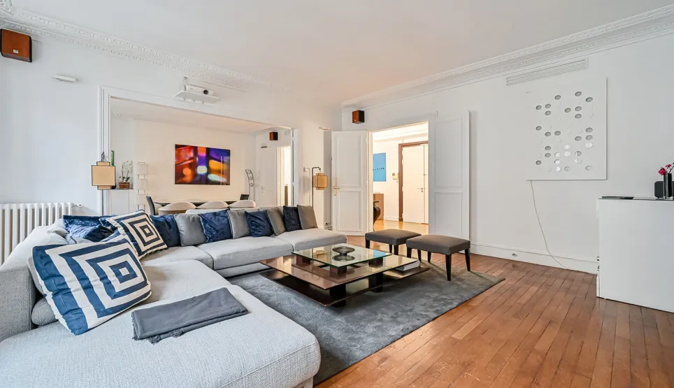Salon de luxe spacieux et moderne. Design élégant, canapé confortable, parquet. Idéal pour un appartement haut de gamme.