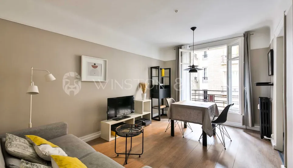 Superbe appartement de luxe: salon-salle à manger moderne, lumineux avec balcon. Design épuré, confort optimal. Idéal pour la ville.