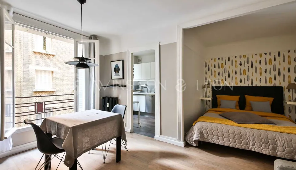 Appartement de luxe moderne. Studio design optimisé avec salon, chambre cosy et cuisine ouverte. Élégance contemporaine et luminosité.