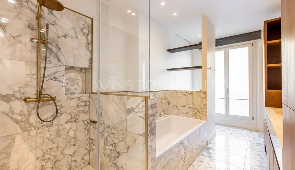 Salle de bain luxe marbre, douche italienne, baignoire, robinetterie dorée. Design moderne et élégant pour propriété de prestige.
