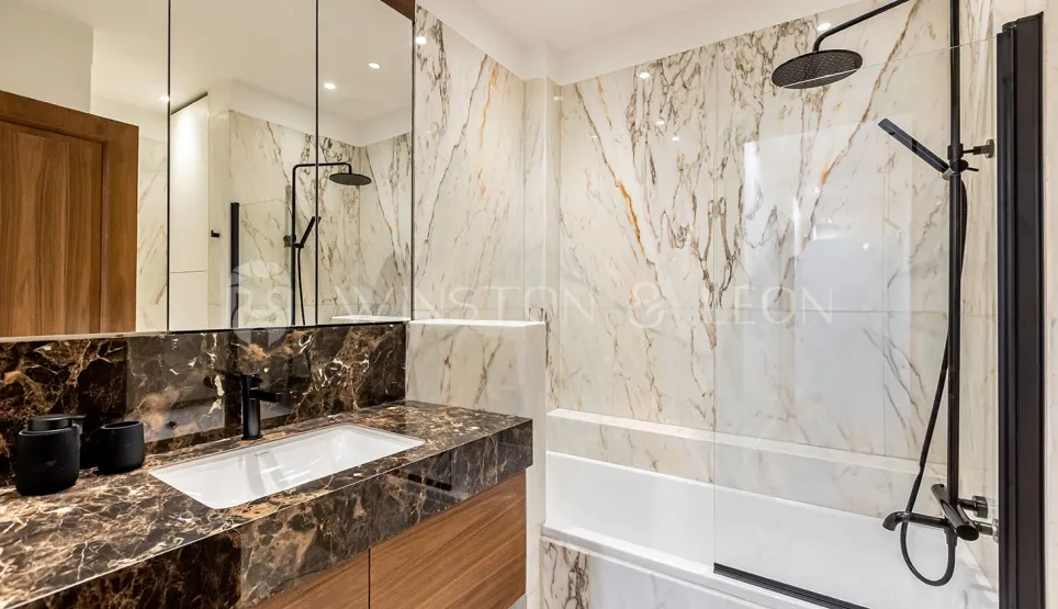 Salle de bain de luxe moderne. Marbre élégant, vasque design, douche/baignoire. Ambiance raffinée, matériaux nobles.