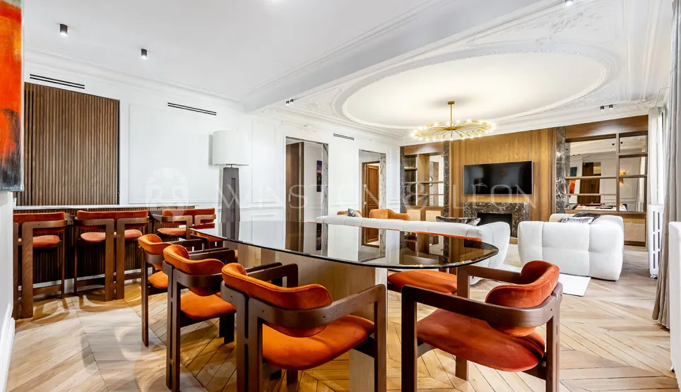 Salon-salle à manger de luxe, design contemporain. Mobilier haut de gamme, parquet, moulures. Un intérieur élégant et raffiné pour une propriété d'exception.