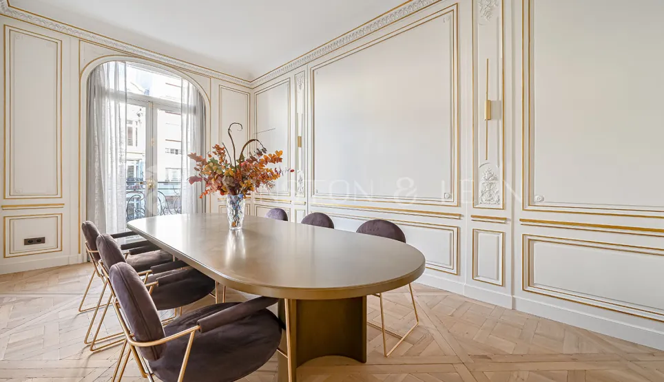 Salle à manger de prestige à Paris, moulures or, parquet point de Hongrie, mobilier design. Luxe et raffinement.