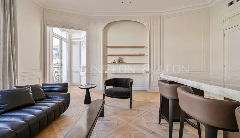 Salon Haussmannien parisien luxueux. Design moderne & classique, parquet, moulures, marbre, mobilier haut de gamme. Élégance intemporelle.