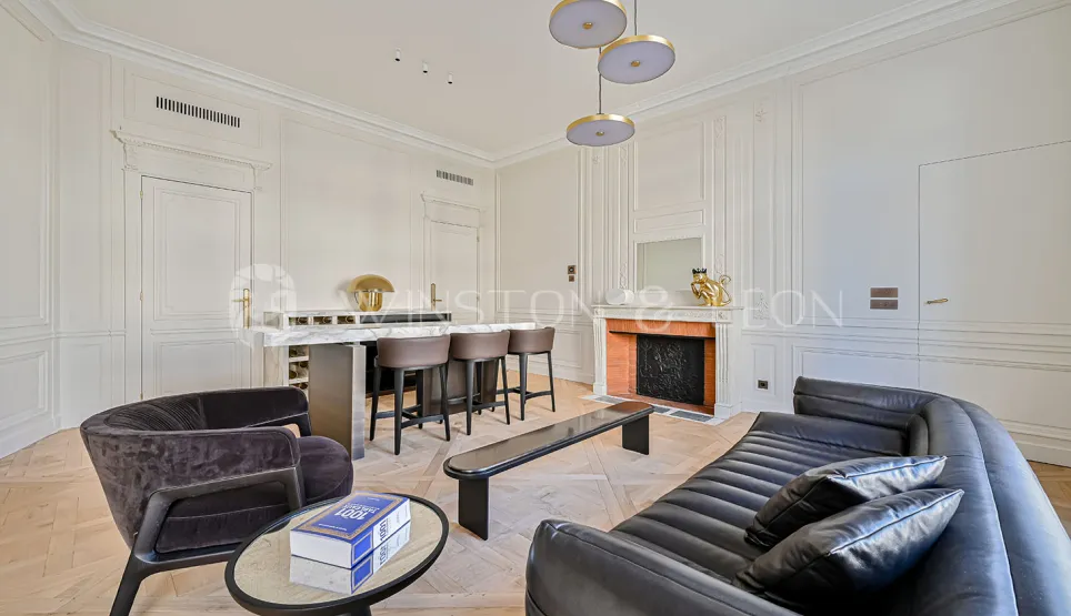 Salon de luxe parisien, fusion design contemporain & classique. Appartement élégant avec bar, cheminée, moulures, parquet et mobilier haut de gamme.
