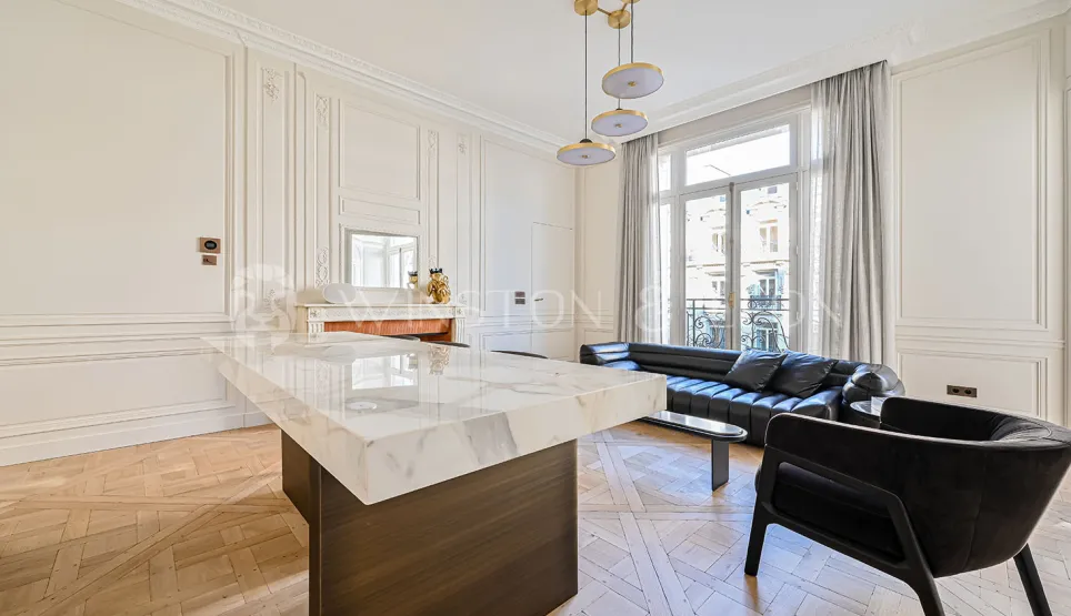 Salon parisien de luxe. Design haussmannien modernisé, marbre, parquet, moulures. Élégance et prestige pour un intérieur raffiné.