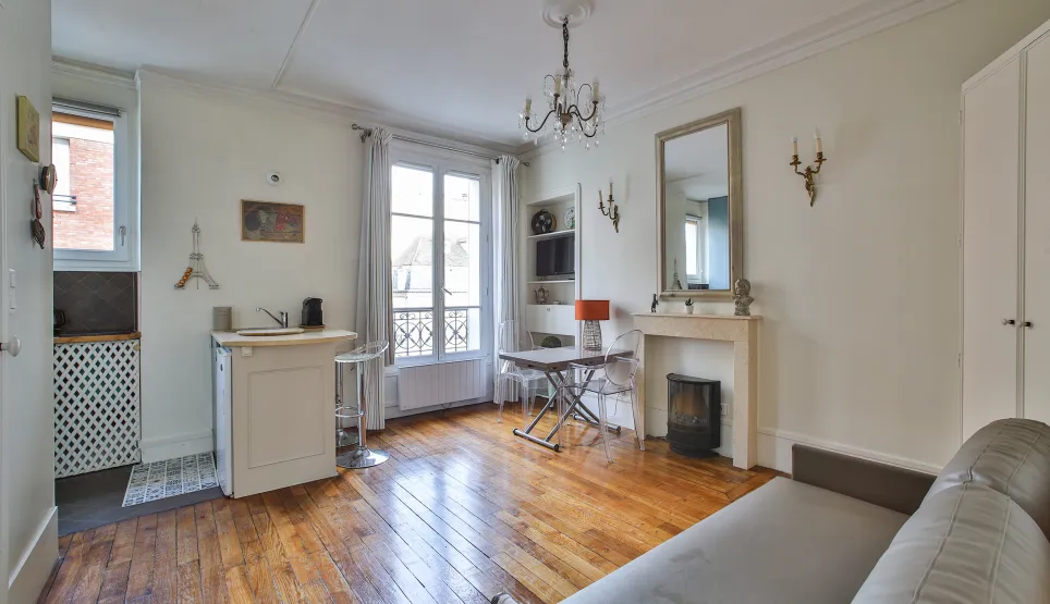 Studio de luxe à Paris: lumineux, parquet ancien, cheminée. Idéal pied-à-terre ou investissement locatif de prestige.