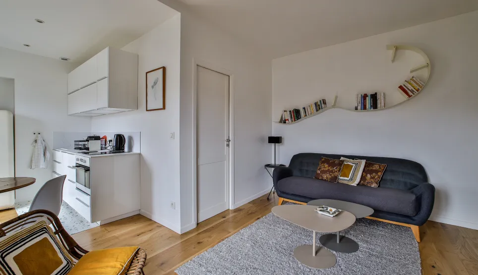 Appartement de luxe moderne: salon lumineux, cuisine ouverte design, parquet. Espace contemporain et élégant.