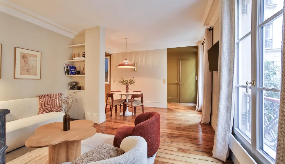 Appartement de luxe parisien: salon-salle à manger lumineux, design moderne et élégant, parquet, mobilier contemporain. Idéal pour un style de vie raffiné.