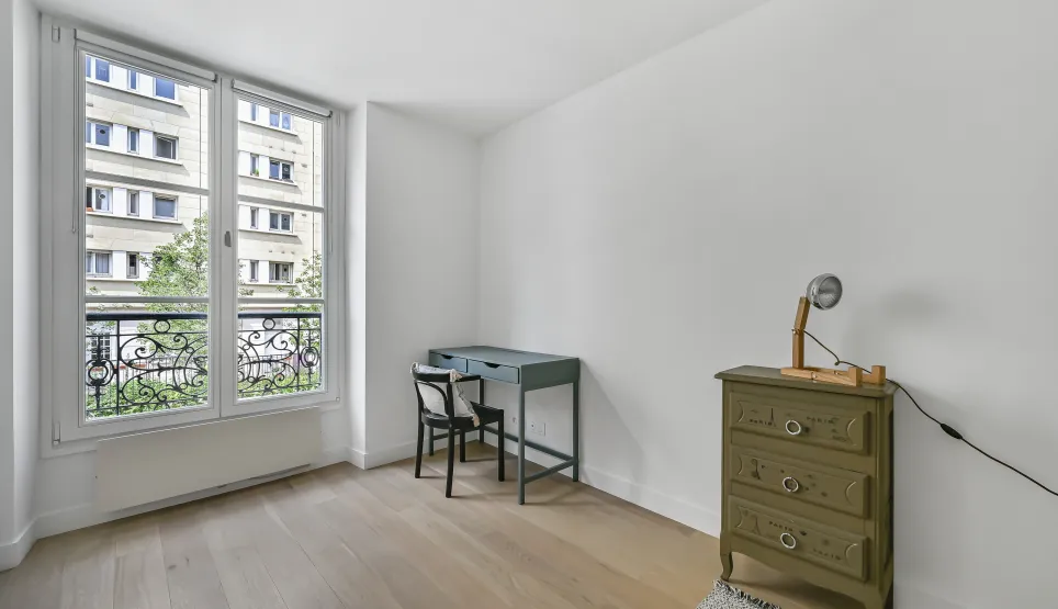 Appartement de luxe : pièce lumineuse, parquet, vue dégagée. Idéal chambre/bureau élégant. Calme et potentiel parisien.