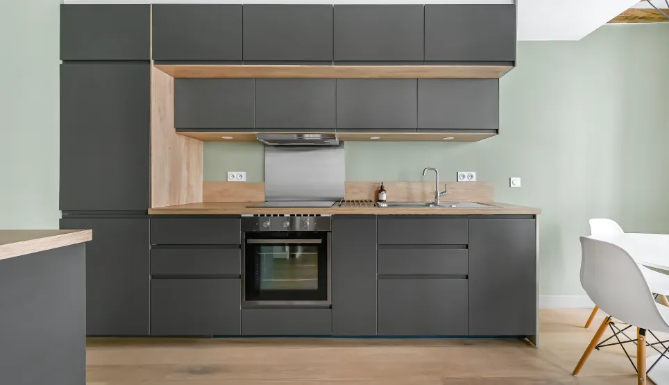 Cuisine luxe moderne: gris anthracite, bois clair. Design épuré, fonctionnel.