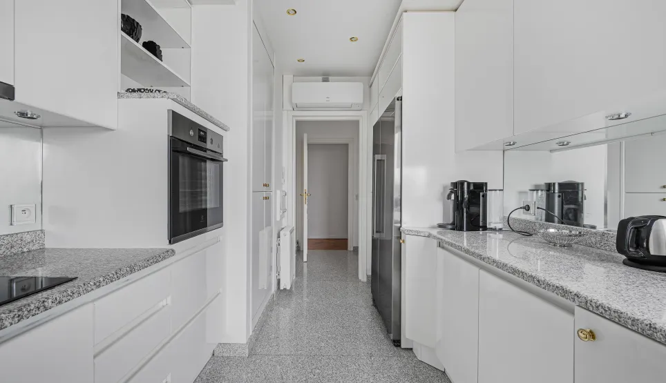 Cuisine moderne et lumineuse, entièrement équipée, avec des finitions de luxe et un design élégant. Idéale pour un appartement haut de gamme.