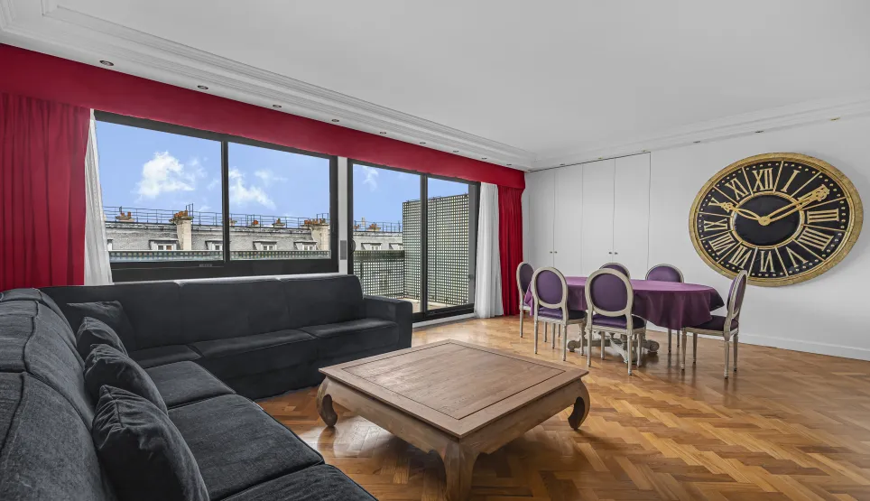 Appartement de luxe, salon/salle à manger moderne, vue ville, parquet, grandes fenêtres. Espace élégant et lumineux.