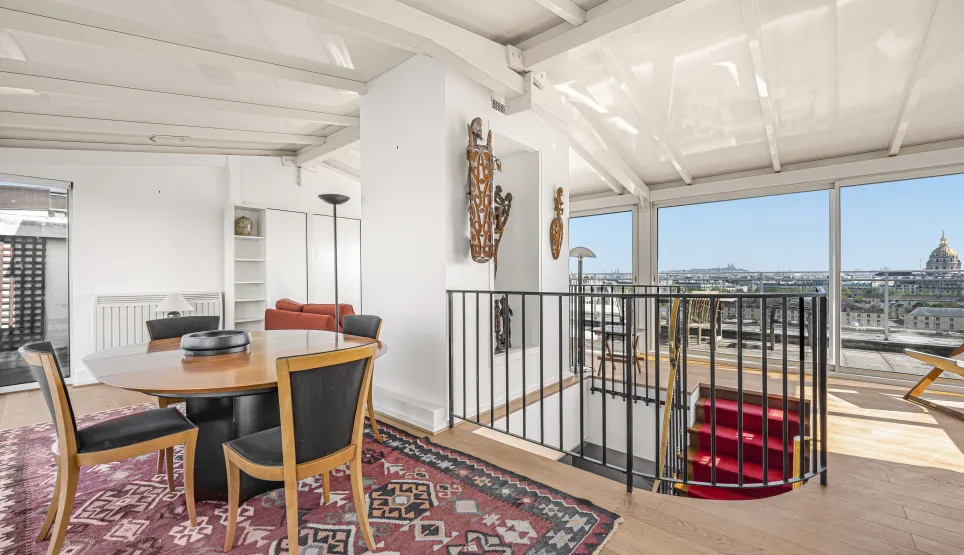 Penthouse de luxe avec vue panoramique sur Paris, espace de vie lumineux et design moderne. Duplex avec escalier élégant.
