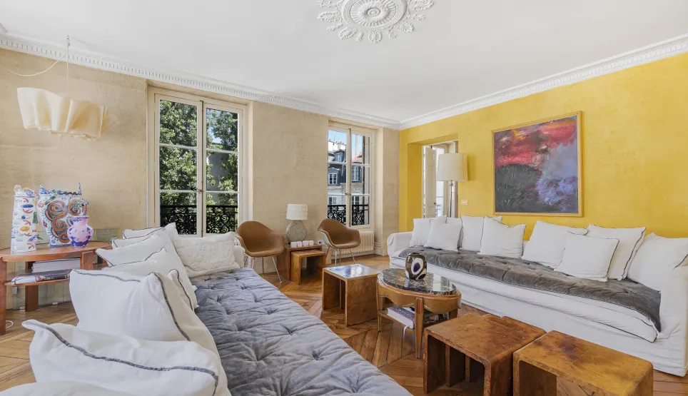Superbe salon de luxe avec parquet, moulures, grandes fenêtres et design contemporain. Idéal pour un appartement parisien élégant.