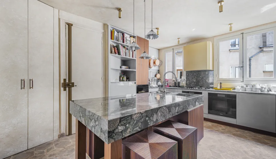 Cuisine de luxe avec îlot central en marbre, design moderne et élégant. Matériaux nobles, équipements haut de gamme. Idéal pour un appartement de prestige.