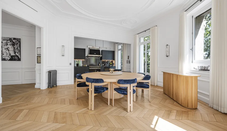 Appartement de luxe lumineux avec salle à manger contemporaine, cuisine ouverte moderne et parquet chevron. Design élégant et spacieux.