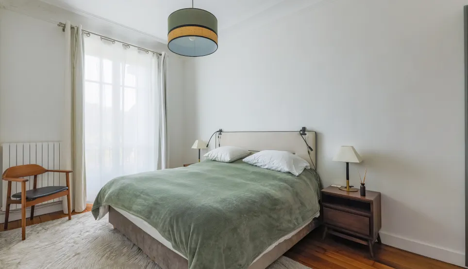 Chambre moderne et lumineuse, lit double confortable, design épuré, ambiance sereine. Idéal pour un bien immobilier de luxe.