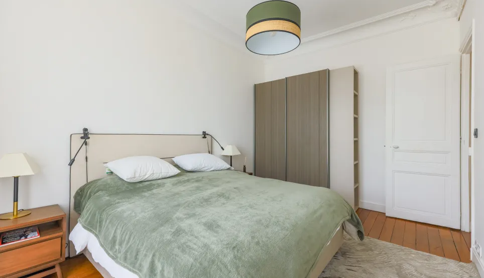 Chambre élégante et moderne avec lit double, rangements intégrés et design épuré. Idéal pour appartement de luxe ou résidence haut de gamme.