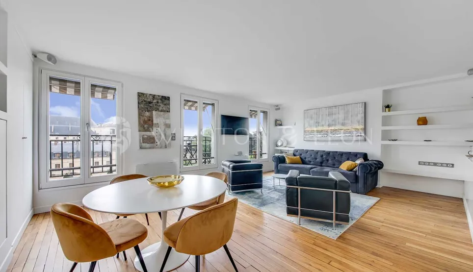 Appartement de luxe lumineux avec salon/salle à manger moderne, parquet, grandes fenêtres et vue ville. Design élégant et contemporain.