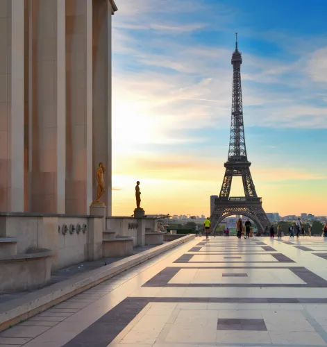 La tour Eiffel vu d'une place