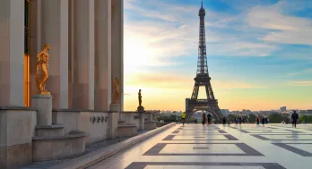 La tour Eiffel vu d'une place