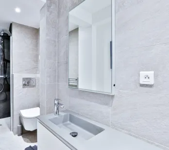 Salle de bain de luxe moderne: douche à l'italienne, vasque design, WC suspendu. Carrelage élégant, finitions haut de gamme pour propriété d'exception.