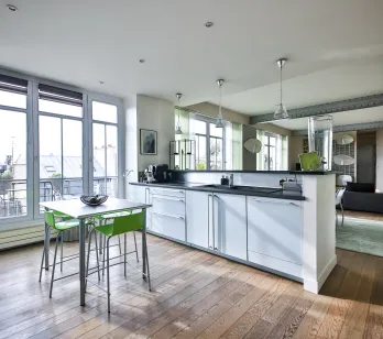 Appartement de luxe moderne avec cuisine ouverte, vue ville, parquet et design élégant. Espace lumineux et haut de gamme.