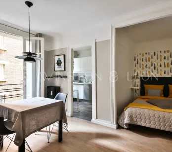 Appartement de luxe moderne. Studio design optimisé avec salon, chambre cosy et cuisine ouverte. Élégance contemporaine et luminosité.