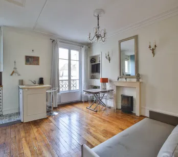 Studio de luxe à Paris: lumineux, parquet ancien, cheminée. Idéal pied-à-terre ou investissement locatif de prestige.