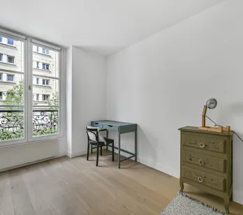 Appartement de luxe : pièce lumineuse, parquet, vue dégagée. Idéal chambre/bureau élégant. Calme et potentiel parisien.