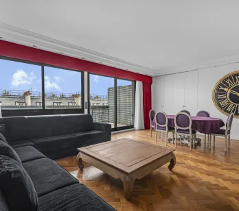 Appartement de luxe, salon/salle à manger moderne, vue ville, parquet, grandes fenêtres. Espace élégant et lumineux.