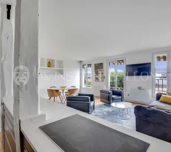Appartement de luxe moderne. Salon-salle à manger lumineux, open space, vue ville, balcons. Design élégant et contemporain.